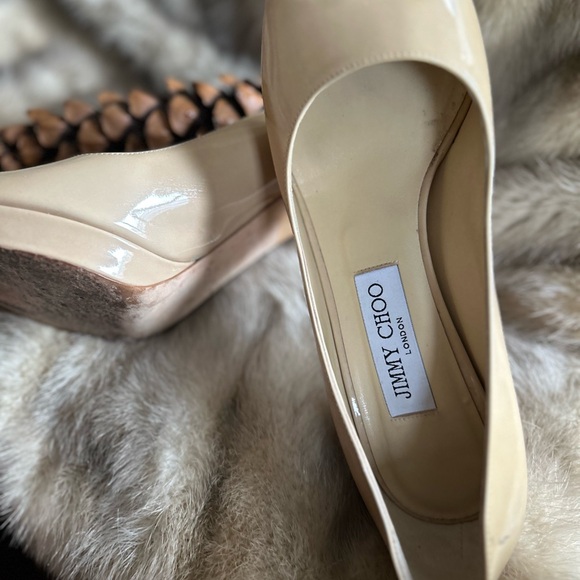 Jimmy Choo patent leather peep to beige pumps size 8.5, excellent condition . - Picture 2 of 4